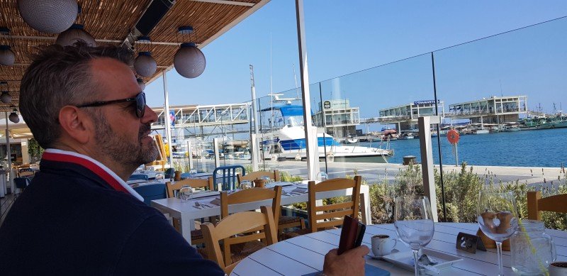 KJell Erik Oseberg koser seg i Limassol havn på Paphos Roadtrip via Limassol og Troodos