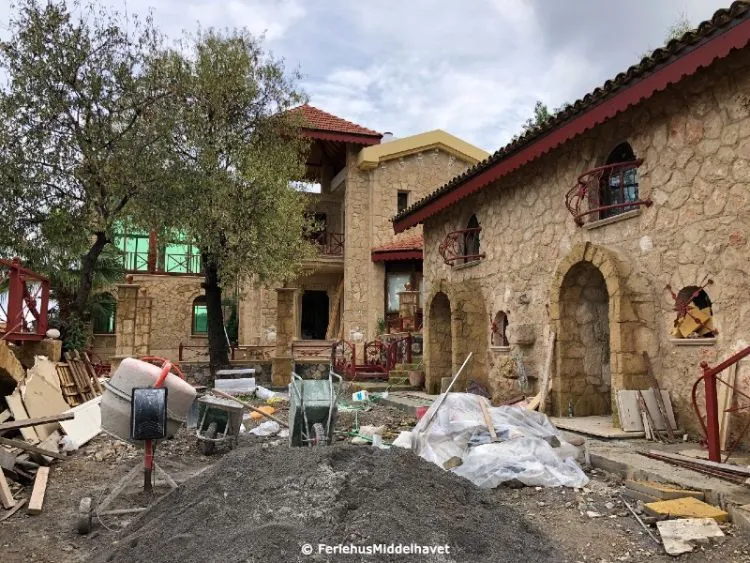 ET sten hus under bygging med sement og blandemaskin foran byggene i ilgaz Nord kypros